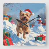 雪の中で走Wheaten Terrier Hatとクリスマスハット スクエア壁時計 (正面)