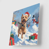 雪の中で走Wheaten Terrier Hatとクリスマスハット スクエア壁時計 (傾斜)