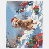 雪の中で走Wheaten Terrier Hatとクリスマスハット フリースブランケット (正面)