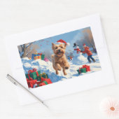 雪の中で走Wheaten Terrier Hatとクリスマスハット 長方形シール (封筒)