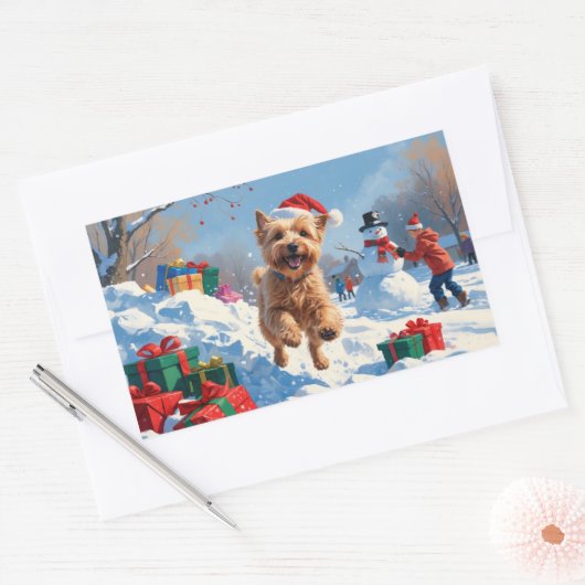 雪の中で走Wheaten Terrier Hatとクリスマスハット 長方形シール (封筒)