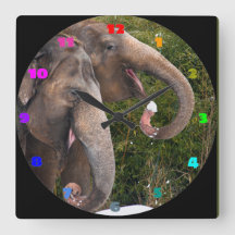 雪の中で遊かわいい象が幸せそうに。