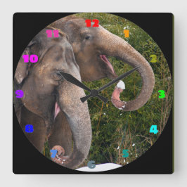 雪の中で遊かわいい象が幸せそうに。 スクエア壁時計