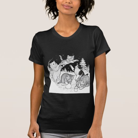 雪の中で遊ぶ子猫たちの冬の楽しみ Tシャツ (正面)