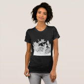雪の中で遊ぶ子猫たちの冬の楽しみ Tシャツ (正面フル)