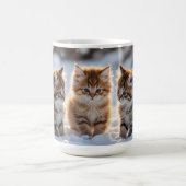 雪の中で遊ぶ3匹のかわいい子猫 コーヒーマグカップ (中央)
