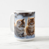 雪の中で遊ぶ3匹のかわいい子猫 コーヒーマグカップ (正面左)