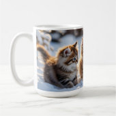 雪の中で遊ぶ3匹のかわいい子猫 コーヒーマグカップ (左)