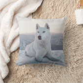 雪の中で魅惑的な白いハスキー犬 クッション (ブランケット)