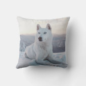 雪の中で魅惑的な白いハスキー犬 クッション (裏面)