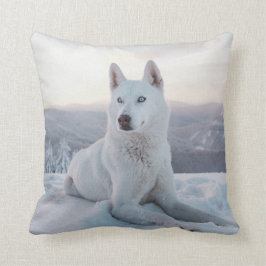 雪の中で魅惑的な白いハスキー犬 クッション