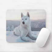 雪の中で魅惑的な白いハスキー犬 マウスパッド (マウス)