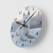 雪の中で魅惑的な白いハスキー犬 ラウンド壁時計 (傾斜)