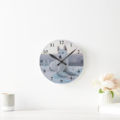 雪の中で魅惑的な白いハスキー犬 ラウンド壁時計 (ホーム)