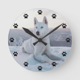 雪の中で魅惑的な白いハスキー犬 ラウンド壁時計