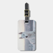 雪の中で魅惑的な白いハスキー犬 ラゲッジタグ (正面縦)