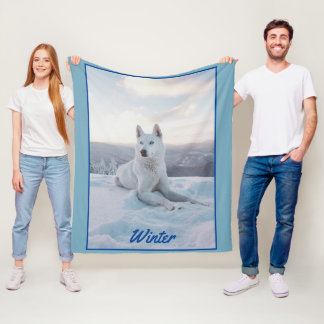 雪の中で魅惑的な白犬 フリースブランケット