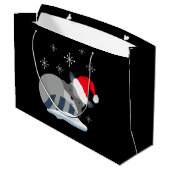 雪の中にかわいいアライグマ、メリークリスマス ラージペーパーバッグ (裏面アングル)