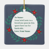 雪の中にクリスマスの帽子をかぶった鹿お洒落 セラミックオーナメント (裏面)