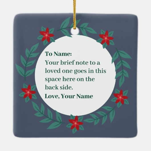 雪の中にクリスマスの帽子をかぶった鹿お洒落 セラミックオーナメント (裏面)