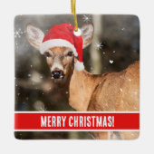 雪の中にクリスマスの帽子をかぶった鹿お洒落 セラミックオーナメント (正面)
