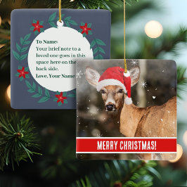 雪の中にクリスマスの帽子をかぶった鹿お洒落 セラミックオーナメント