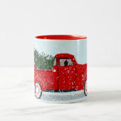 雪の中にクリスマスツリーを持つ小さな赤いトラック ツートーンマグカップ (中央)