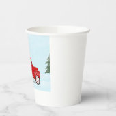 雪の中にクリスマスツリーを持つ小さな赤いトラック 紙コップ (左)