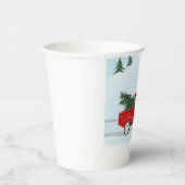 雪の中にクリスマスツリーを持つ小さな赤いトラック 紙コップ (右)