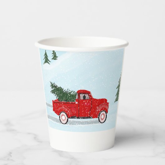 雪の中にクリスマスツリーを持つ小さな赤いトラック 紙コップ (正面)