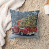 雪の中にクリスマスツリーを持つ赤いレトロトラック クッション (ブランケット)