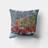 雪の中にクリスマスツリーを持つ赤いレトロトラック クッション (裏面)