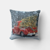 雪の中にクリスマスツリーを持つ赤いレトロトラック クッション (正面)
