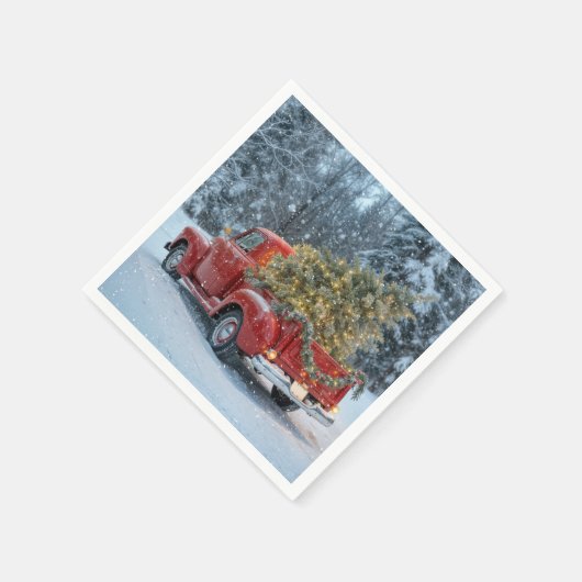 雪の中にクリスマスツリーを持つ赤いレトロトラック スタンダードカクテルナプキン (角)