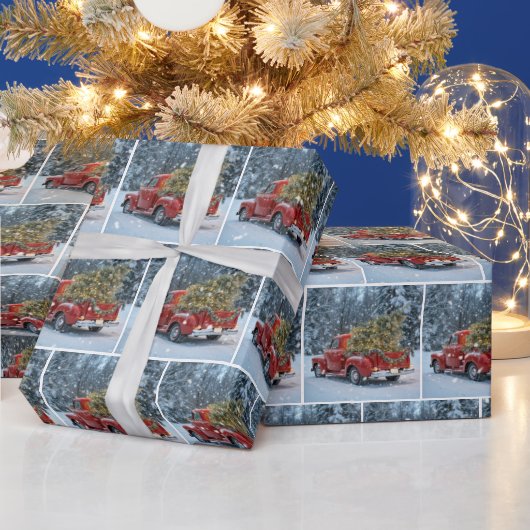 雪の中にクリスマスツリーを持つ赤いレトロトラック ラッピングペーパー (クリスマス)