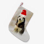 雪の中にサンタハットを持つシベリアのハスキー犬 スモールクリスマスストッキング (正面 (吊り時))