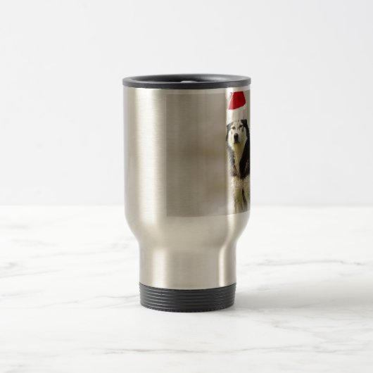 雪の中にサンタハットを持つシベリアのハスキー犬 トラベルマグ (中央)