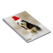 雪の中にサンタハットを持つシベリアのハスキー犬 ノートブック (右側)