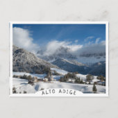 雪の中にドロミートの山を持つ小さな村 ポストカード (正面)