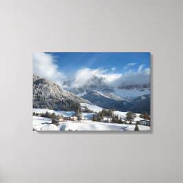 雪の中にドロミート山脈を持つ小さな村 キャンバスプリント