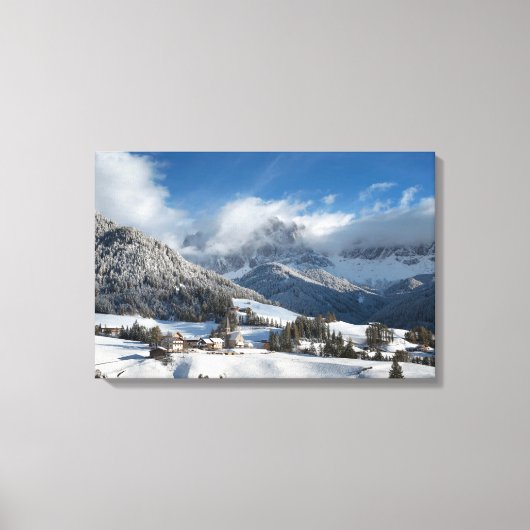 雪の中にドロミート山脈を持つ小さな村 キャンバスプリント (正面)
