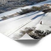 雪の中にドロミート山脈を持つ小さな村 フォトプリント            (角)