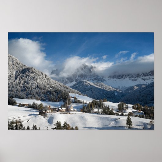雪の中にドロミート山脈を持つ小さな村 ポスター (正面)