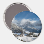 雪の中にドロミート山脈を持つ小さな村 マグネット (正面/裏面)