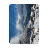 雪の中にドロミート山脈を持つ小さな村 マグネット (縦)
