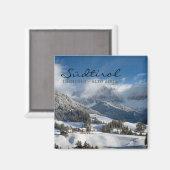 雪の中にドロミート山脈を持つ小さな村 マグネット (正面/裏面)