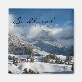 雪の中にドロミート山脈を持つ小さな村 マグネット (正面)