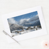 雪の中にドロミート山脈を持つ小さな村 長方形シール (封筒)