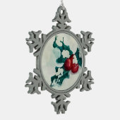 雪の中にホリー スノーフレークピューターオーナメント (左)