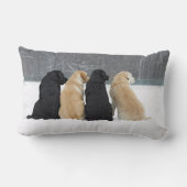 雪の中にラブラドール犬4匹 ランバークッション (裏面)